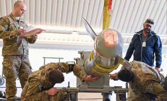 储存在荷兰空军基地的一枚美国核弹疑似受损 尾部发生扭曲