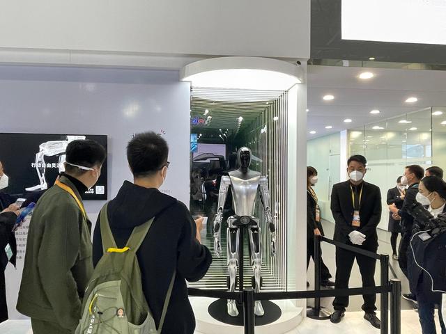 特斯拉人形机器人首次在中国亮相，还有两款新车首秀进博会